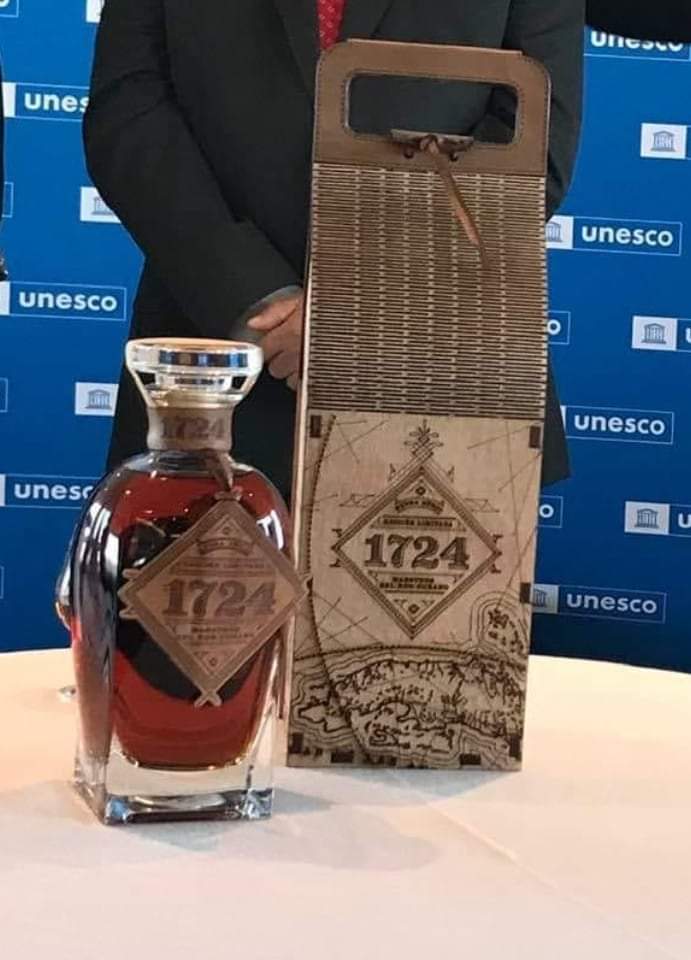 EmbaCubaFrancia's tweet photo. ☀️Bonjour! On partage 👇
Présentation du #1724 à #UNESCO dédié au PATRIMOINE CULTUREL DE LA NATION CUBAINE. 
Véritable création des mains des MAÎTRES DU RHUM LIGHT🇨🇺, porteurs d'une tradition identitaire de notre nation.
@EmbaCubaFrancia https://t.co/PO3EyQYlm7