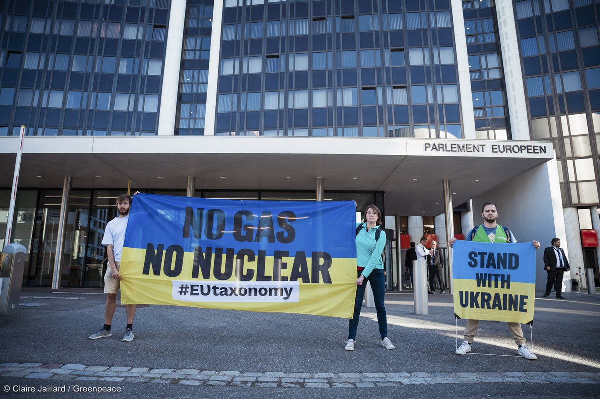 🔴 ACTION EN COURS 
A la veille du vote du Parlement européen sur l'inclusion du nucléaire et du gaz dans la taxonomie européenne, nous y sommes pour rappeler que cette proposition est néfaste pour le climat et la paix ! #StopFakeGreen