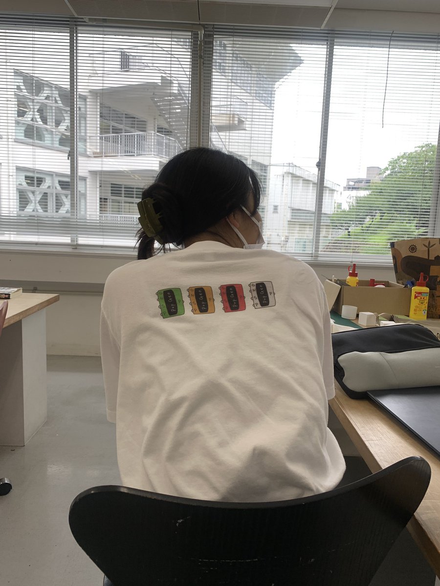 SSumigawa's tweet photo. テキトーにコンポーネント描いたら気に入ってくれて、Tシャツにして着てきてくれた！とてもかわゆいです。
私は1年生以来ライノ触ってないからこのコンポーネントの意味はよく知らない🙄 https://t.co/We4lUi2Y4T