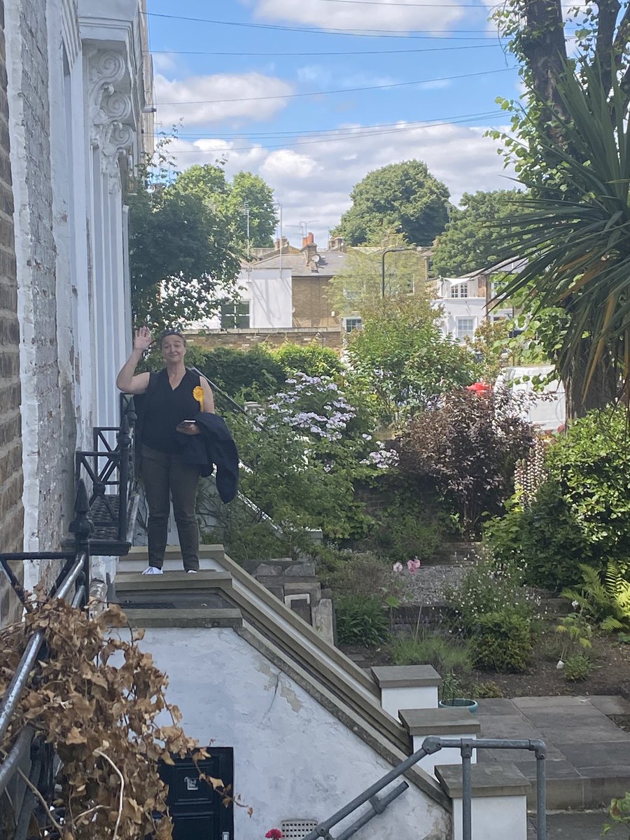 No one voting Tory while campaigning with @HackneyLibDems yesterday with fab local champion, Thrusie Maurseth-Cahill, @LondonLibDems candidate for #DeBeauvoir ward in #Hackney. By-election caused by the Labour councillor resigning a week into the job. (Sound familiar?!)