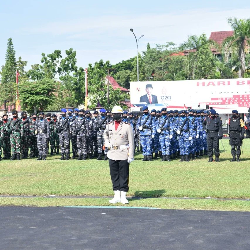 LanudSupadio's tweet photo. Danlanud Supadio Marsma TNI Deni Hasoloan Simanjuntak bersama Ketua PIA Ardhya Garini Cab. 19/D.I Lanud Supadio Ny. Siska Deni Hasoloan Simanjuntak hadiri Undangan Upacara dan Syukuran Hari Bhayangkara ke-76, di Polda Kalbar (5/7/22).
#koopsud1
@Puspen_TNI
@_TNIAU
@poldakalbar https://t.co/K2zrByAik0