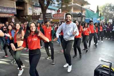 SachinGurwe's tweet photo. @ProshuncTOI @RanjitVDeshmukh @vaibhavgTOI @AAPNagpur @BJP4Nagpur @congress_nagpur @TOI_Nagpur @NitinRaut_INC @SandipJoshiNGP @ngpnmc @avinashRMMT @Thakre131 @trafficngp @NagpurPolice In same context why ToI Nagpur didn't consider organizing Happy Streets in grounds rather then disturbing entire street for publicity. https://t.co/A3kXmioCx2