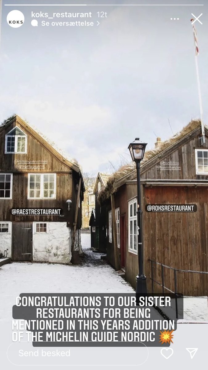 Stor dag for færøsk gastronomi, hvor KOKS fik to Michelin-stjerner. KOKS er i øjeblikket placeret i smukke Illimanaq i Grønland. Derudover blev KOKS’ to søsterrestauranter ROKS og RÆST også nævnt i guiden. Det er meget stort for Færøerne 🇫🇴🇬🇱#MICHELINSTAR22 #michelinguide 📸KOKS