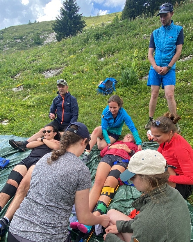 EndeavourMed's tweet photo. Trauma day on the Expedition medicine and leadership course 
Team races with the femoral traction splints but remember you can also improvise these devices with a harness, walking pole, sling / cord and a carabiner https://t.co/8NqqD4acaH