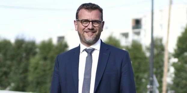 CatherineArenou's tweet photo. Bravo à notre collègue @OlivierKlein93 pour sa nomination au #Ministere délégué à la #ville et au #logement. Sa connaissance du terrain et des dossiers sera un atout pour nos #quartiers #populaires. Hâte de travailler ensemble ! @villeetbanlieue @CNatSolutions @Prefet78 @l_amf https://t.co/D668VwhmSo