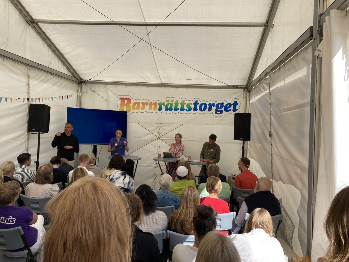 Karin Sjömilla (@karinfagerholm) on Twitter photo Fullsmockat på <a href="/Barntorg/">Barnrättstorget</a> i #almedalen2022 när <a href="/raddabarnen/">Rädda Barnen</a> & <a href="/BRISpress/">BRIS</a> håller seminarium om varför gängkriminalitet är en barnrättsfråga. <a href="/HThybell/">Helena Thybell</a> & <a href="/MagnusJagerskog/">Magnus Jägerskog</a> inleder under ledning av eminenta <a href="/majadahl/">Maja Dahl</a> #barnrätt #svpol Fullsmockat på <a href="/Barntorg/">Barnrättstorget</a> i #almedalen2022 när <a href="/raddabarnen/">Rädda Barnen</a> & <a href="/BRISpress/">BRIS</a> håller seminarium om varför gängkriminalitet är en barnrättsfråga. <a href="/HThybell/">Helena Thybell</a> & <a href="/MagnusJagerskog/">Magnus Jägerskog</a> inleder under ledning av eminenta <a href="/majadahl/">Maja Dahl</a> #barnrätt #svpol