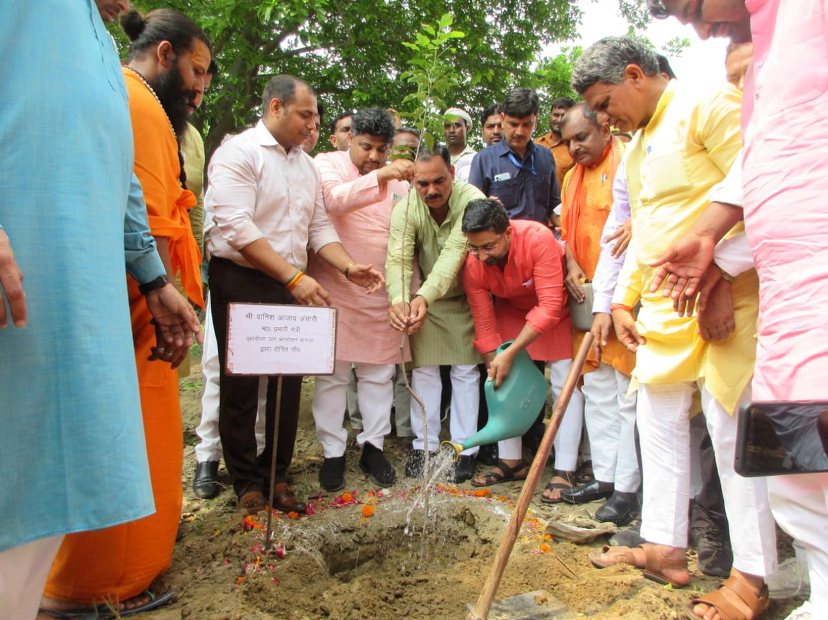 वृक्षारोपण जन आंदोलन कार्यक्रम के मुख्य अतिथि श्री दानिश आजाद अंसारी जी ,नोडल अधिकारी श्री सेंथिल पांडियन सी आबकारी आयुक्त महोदय ने  लव कुश मंदिर बालैनी में वृक्षारोपण किया।
#यूपी_वन_महोत्सव_25cr