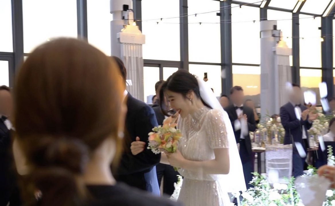 나 왜 유부녀 결혼사진 보면서 심장이 뛰냐...