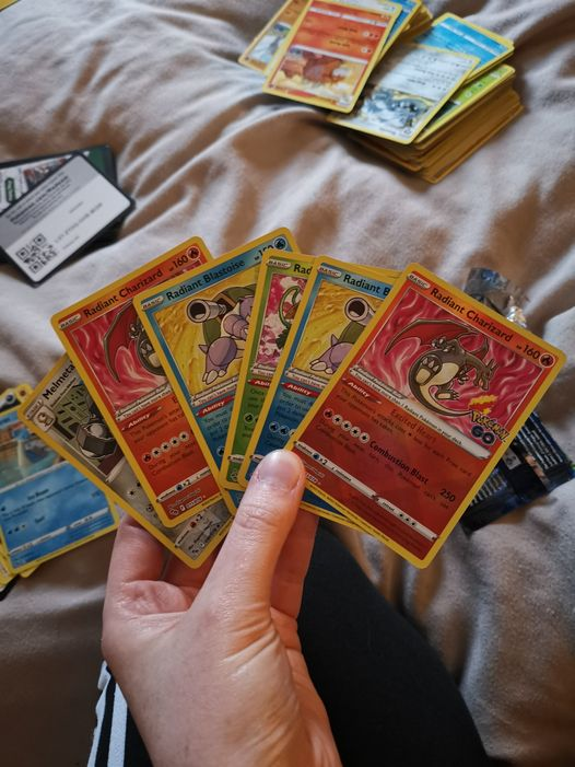 pokecardex's tweet photo. Des boosters bugués semblent apparaître en Amérique. Ils contiennent de nombreux Pokémon Radieux ou une 11e carte qui est un Pokémon Radieux (les 2 cas sont apparus).
Certains ont-ils eu des choses similaires avec des boosters FR ? 🤔 https://t.co/KvNoEyYFZo