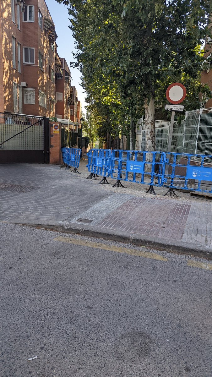 UAlcorcon's tweet photo. Hola. Alguien sabe cómo van estas obras? Calle Dalia con Avda Flores. Empezaron el 28 de Mayo, tienen una calle peatonal levantada y dos aparcamientos ocupados @EsmasAlcorcon @AytoAlcorcon @Hardcorcon https://t.co/3Tnz5GEV5L