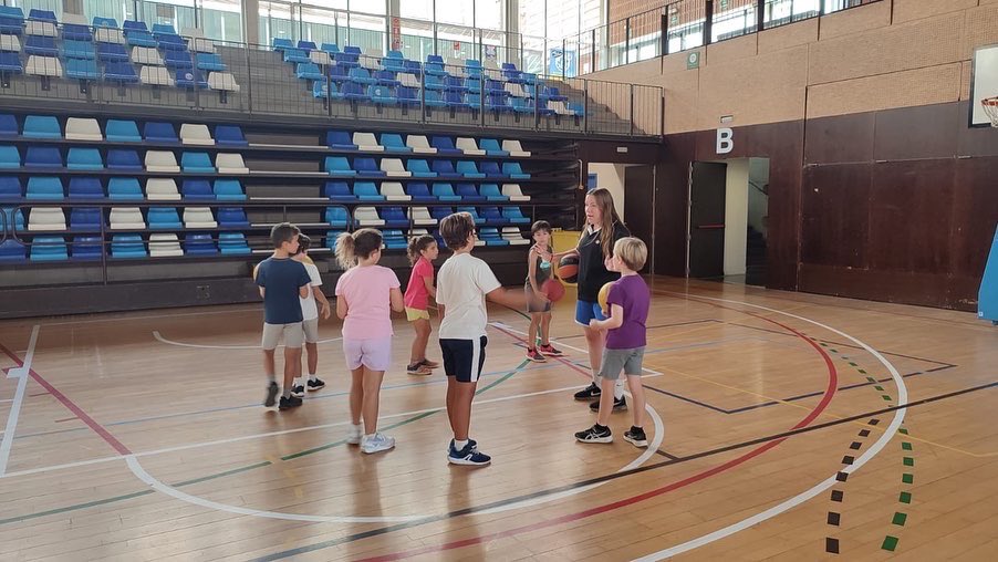 UESC_SantCugat's tweet photo. #CAMPUSUESCESTIU2022 • SETMANA 2🏀 

Comencem la setmana amb 80 jugadors i jugadores, record d’inscripcions! 😍🙌🏼

A gaudir! 🔥

🔴#GoUESC #CaminemJuntsUESC ⚫️ https://t.co/yvbO1a9qtu