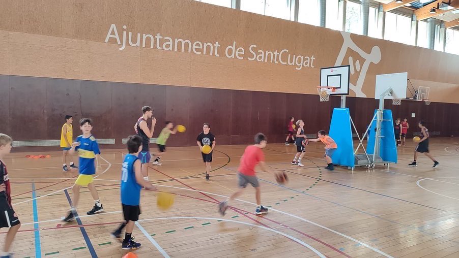 UESC_SantCugat's tweet photo. #CAMPUSUESCESTIU2022 • SETMANA 2🏀 

Comencem la setmana amb 80 jugadors i jugadores, record d’inscripcions! 😍🙌🏼

A gaudir! 🔥

🔴#GoUESC #CaminemJuntsUESC ⚫️ https://t.co/yvbO1a9qtu
