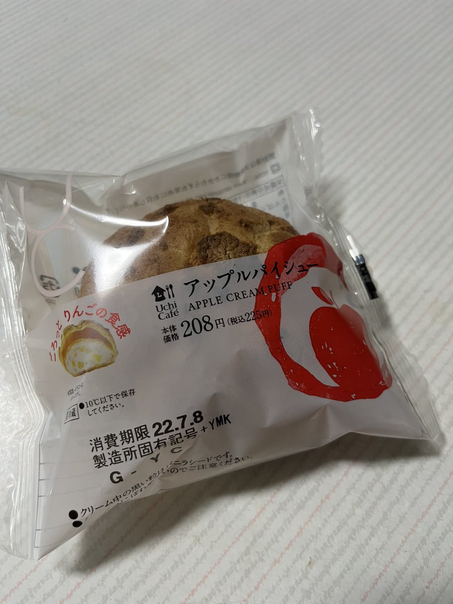 おやつ ローソン アップルパイシュー とても気になっていた商品🤗 生地も焼き目の入った感じで若干固めです。中のカスタードクリームなのに驚くほどアップルパイで美味しい😆しかもリンゴも入っているの