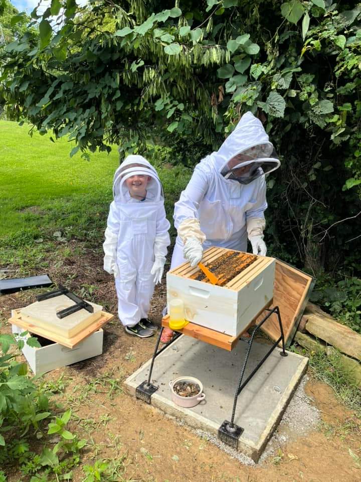 bambeefarms's tweet photo. Catch them young 😍.
Bee-u-tiful 🐝 Keepers.
#picnotmine
#savethebees
#bambeefarms
#bambee #beekeeping #Farming https://t.co/Ganbv3BKDa