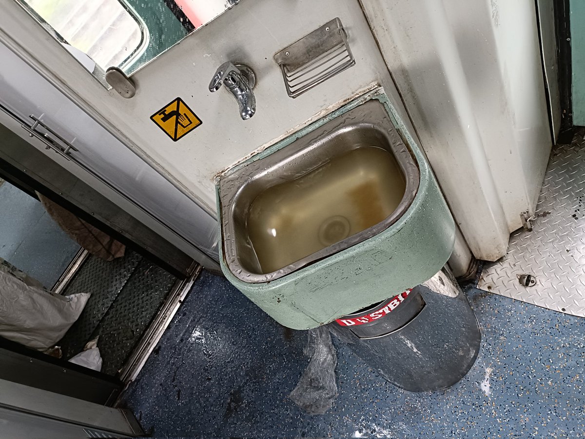 PindariShakib's tweet photo. 12533 Pushpak Exp Ye halat hai Pushpak jaisi A class Train ki. Train  ki halat ek mail se bhi battar Bana Di gyi hai. Train me TT aur Driver Aur RPF ko chodh kr sab Private hai. Yeh halat Tab hoti hai Jab Sarkari sanstha ko Private sambhalti hai.
@RailMinIndia
@IRCTCofficial https://t.co/4c8Qny8uoB