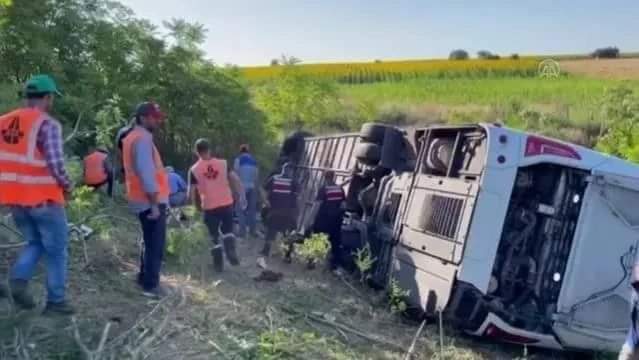 Edirne Bodrum seferini yaparken Lüleburgaz ilçemiz yakınlarında yoldan çıkarak devrilen yolcu otobüsünde hayatını kaydeden vatandaşlarımıza Allah Rahmet eylesin. 
Kederli Aileleri ve yakınlarına baş sağlığı diliyorum.Kazada yaralanan Vatandaşlarımıza'da acil şifalar diliyorum.