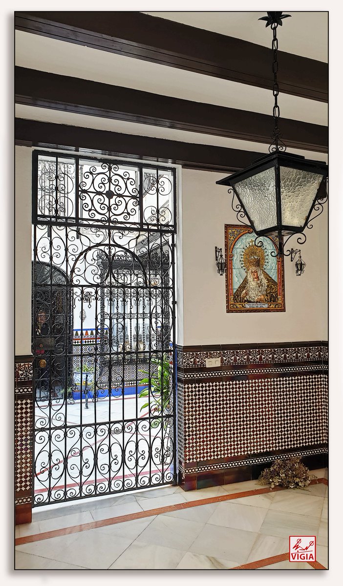 Zaguán en la calle Fernán caballero, donde vivieron la escritora Cecilia Böhl de Faber (1796-1877), que firmaba con el seudónimo masculino de Fernán Caballero y el ilustre pintor sevillano José García Ramos (1852 -1912). #FelizMartes #Sevilla #Triana #Macarena #Andalucíahoy