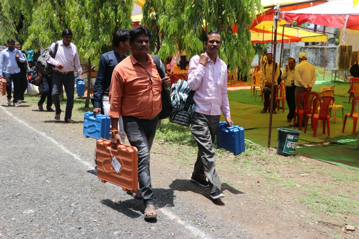 कलेक्टर ने बधाई देकर किया मतदान दलों को रवाना

नगरीय निकाय आम निर्वाचन 2022 के तहत 6 जुलाई को नगर पालिका नरसिंहपुर में मतदान कार्य को संपन्न कराने के लिये कलेक्टर श्री <a href="/RohitSinghIAS/">ROHIT SINGH IAS</a> ने मतदान दलों बधाई देकर मतदान केंद्रों के लिये रवाना किया|

#MPLocalElections