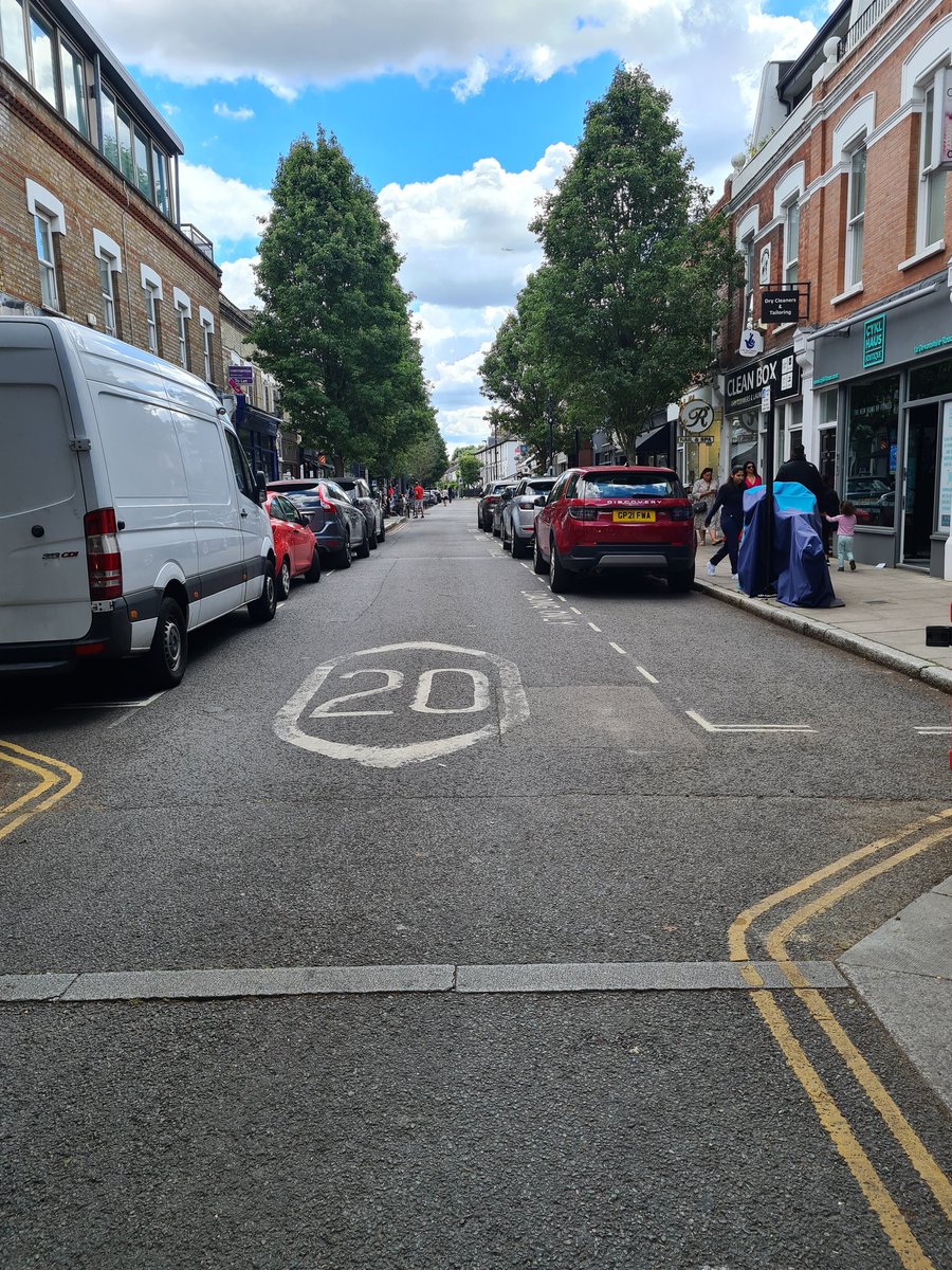ChiswickHighRd's tweet photo. Devonshire Road is now (left) an empty sad car park during the busy Sunday markets. This is the direct result of @JoannaBiddolph's demand to reopen it to traffic &amp; reinstall parking. Compare now, with last year. What a wasted opportunity for Chiswick, &amp; for those businesses. https://t.co/fdc3DtjHI8