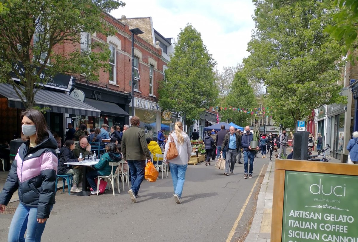 ChiswickHighRd's tweet photo. Devonshire Road is now (left) an empty sad car park during the busy Sunday markets. This is the direct result of @JoannaBiddolph's demand to reopen it to traffic &amp; reinstall parking. Compare now, with last year. What a wasted opportunity for Chiswick, &amp; for those businesses. https://t.co/fdc3DtjHI8