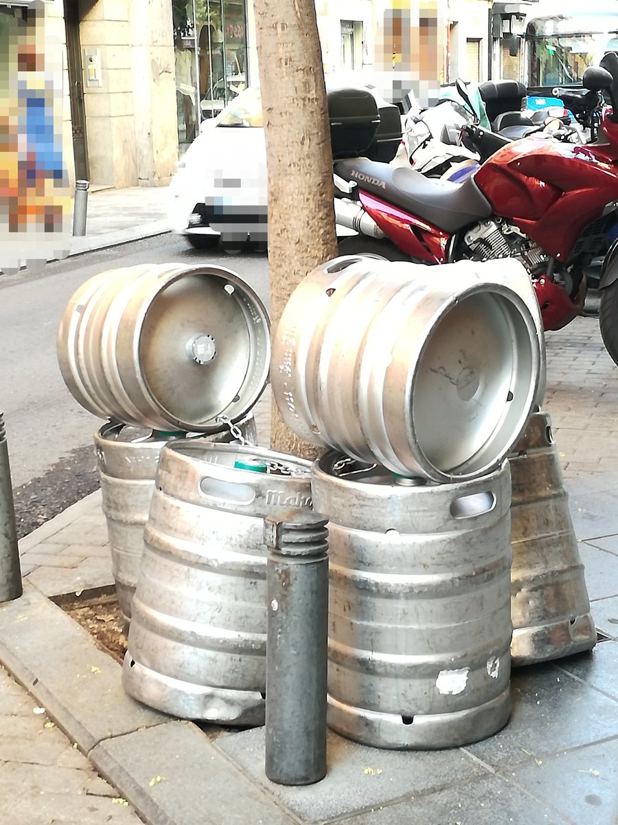 nynx99's tweet photo. Barriles encadenados en árboles.

Marca @MADRID

@Lineamadrid @sos_centro @AlmeidaPP_ @begonavillacis https://t.co/z7ApYKmDOw
