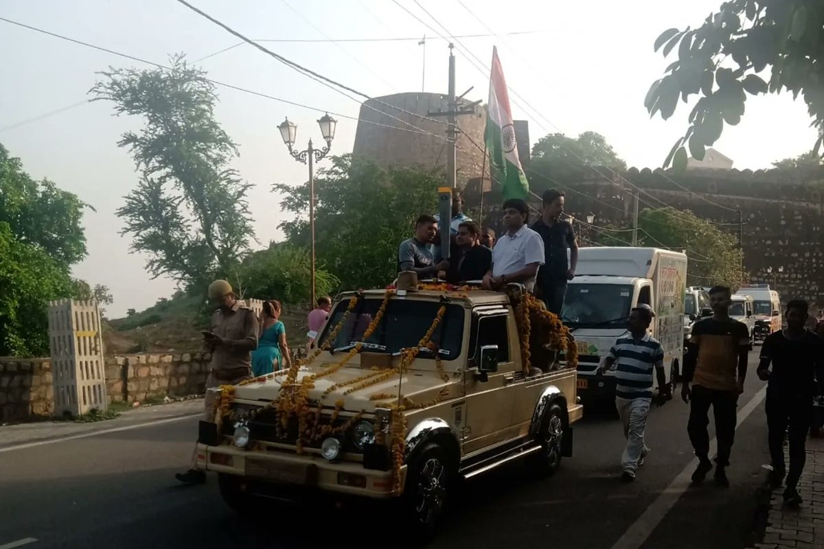 IndiaSports's tweet photo. Grandmaster (GM) Saptarshi Roy Chowdhary @SRC2010 took the Torch of the 44th #ChessOlympiadTorchRelay forward to the iconic Jhansi Fort. 

#India4ChessOlympiad #AmritMahotsav https://t.co/CqnljClVvD