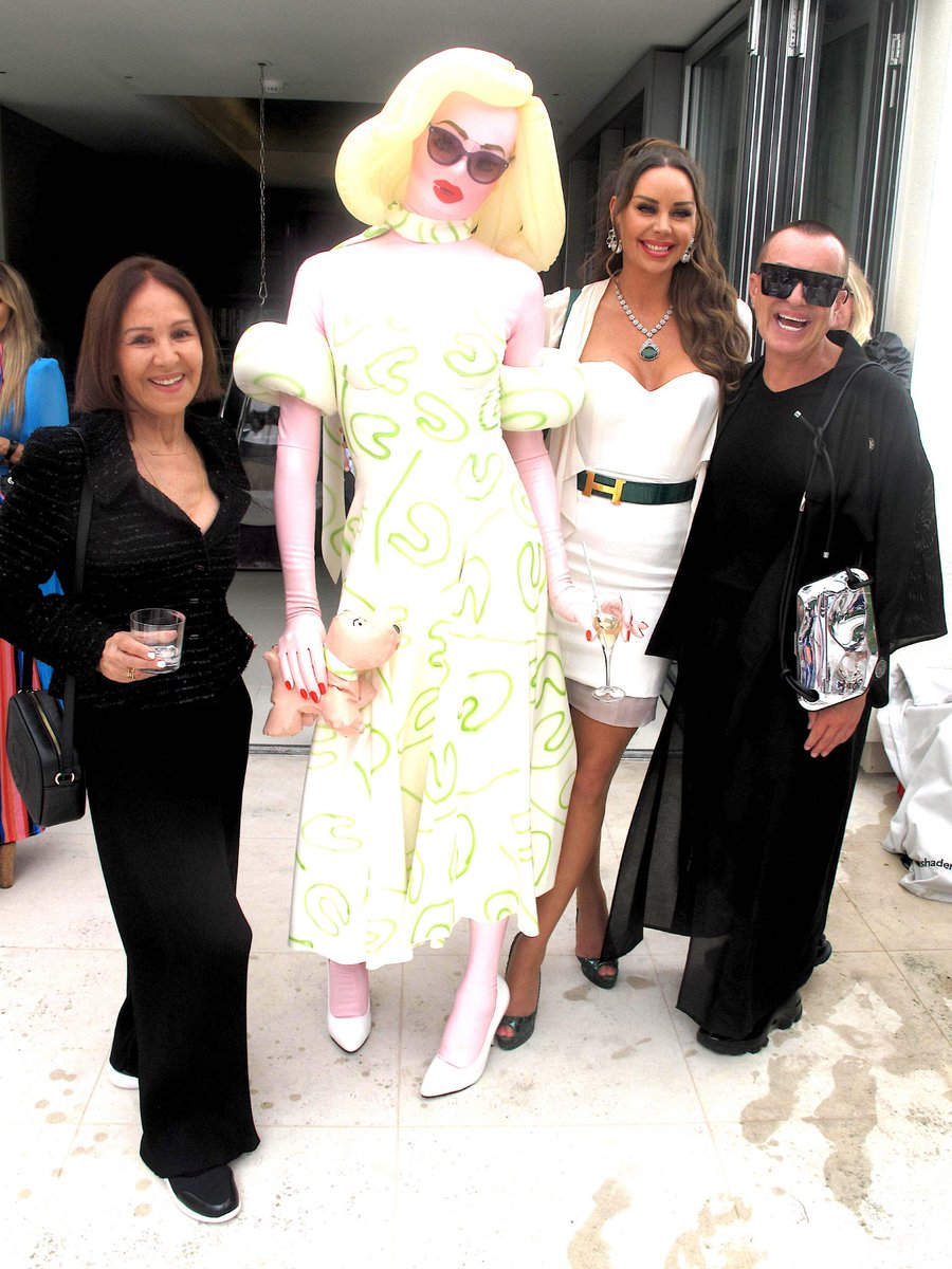 stephenmahoneym's tweet image. My pix @arlenephillips legendary choreographer TV judge of #StricklyComeDancing @Pandemonia the conceptual artist @NinaNaustdal @JulienMacdonald fashion designers at #CarlMichelson &amp;amp; his wife model #JackieStClair annual Sunday barbecue luncheon in their London residence garden