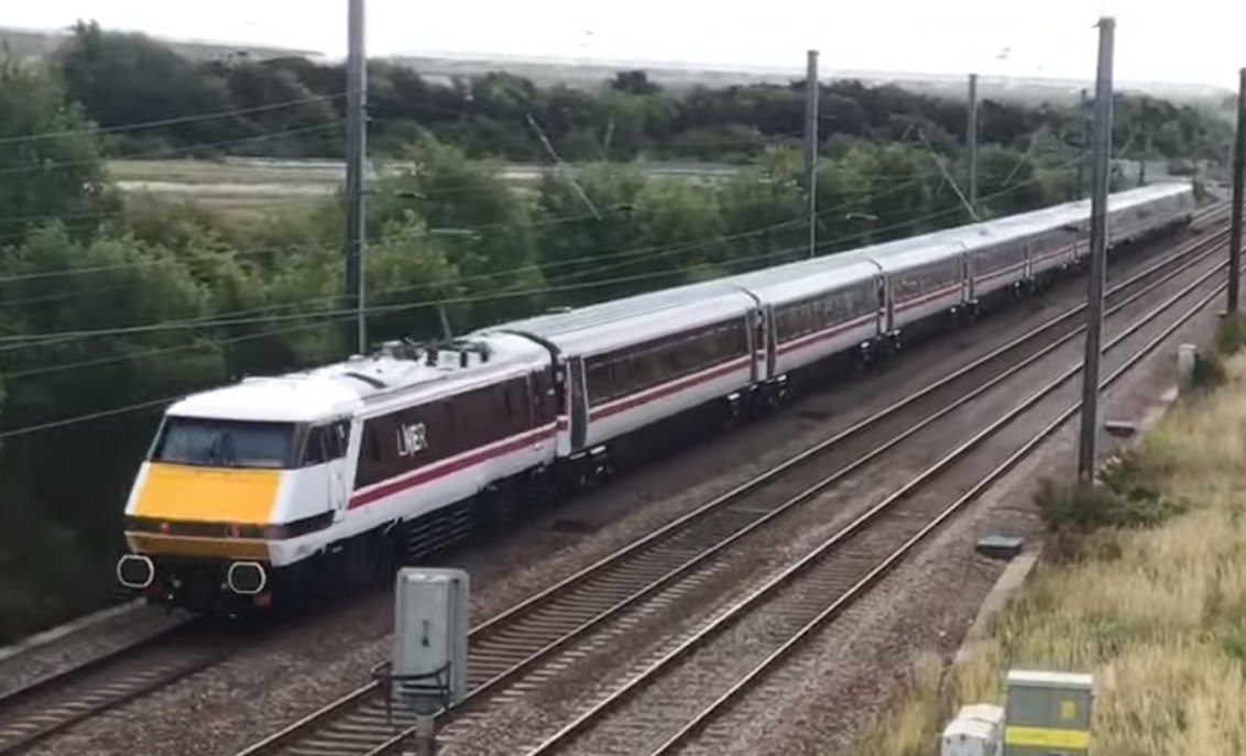 simontdeane's tweet image. Popped out for a @railcamlive  first look at @LNER 91127 sporting it's new livery earlier today. I have to say it's mighty impressive and a job extremely well done. Congratulations @DavidHorne for the inspired choice!
