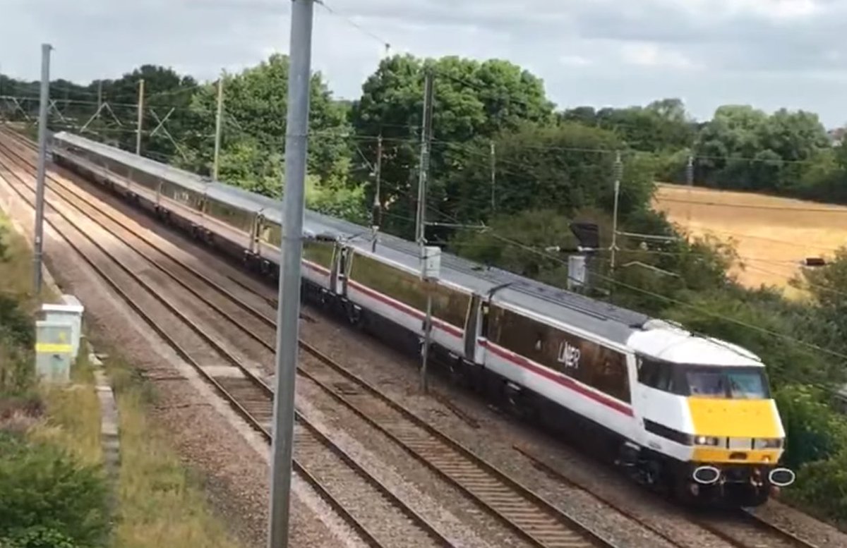 simontdeane's tweet image. Popped out for a @railcamlive  first look at @LNER 91127 sporting it's new livery earlier today. I have to say it's mighty impressive and a job extremely well done. Congratulations @DavidHorne for the inspired choice!