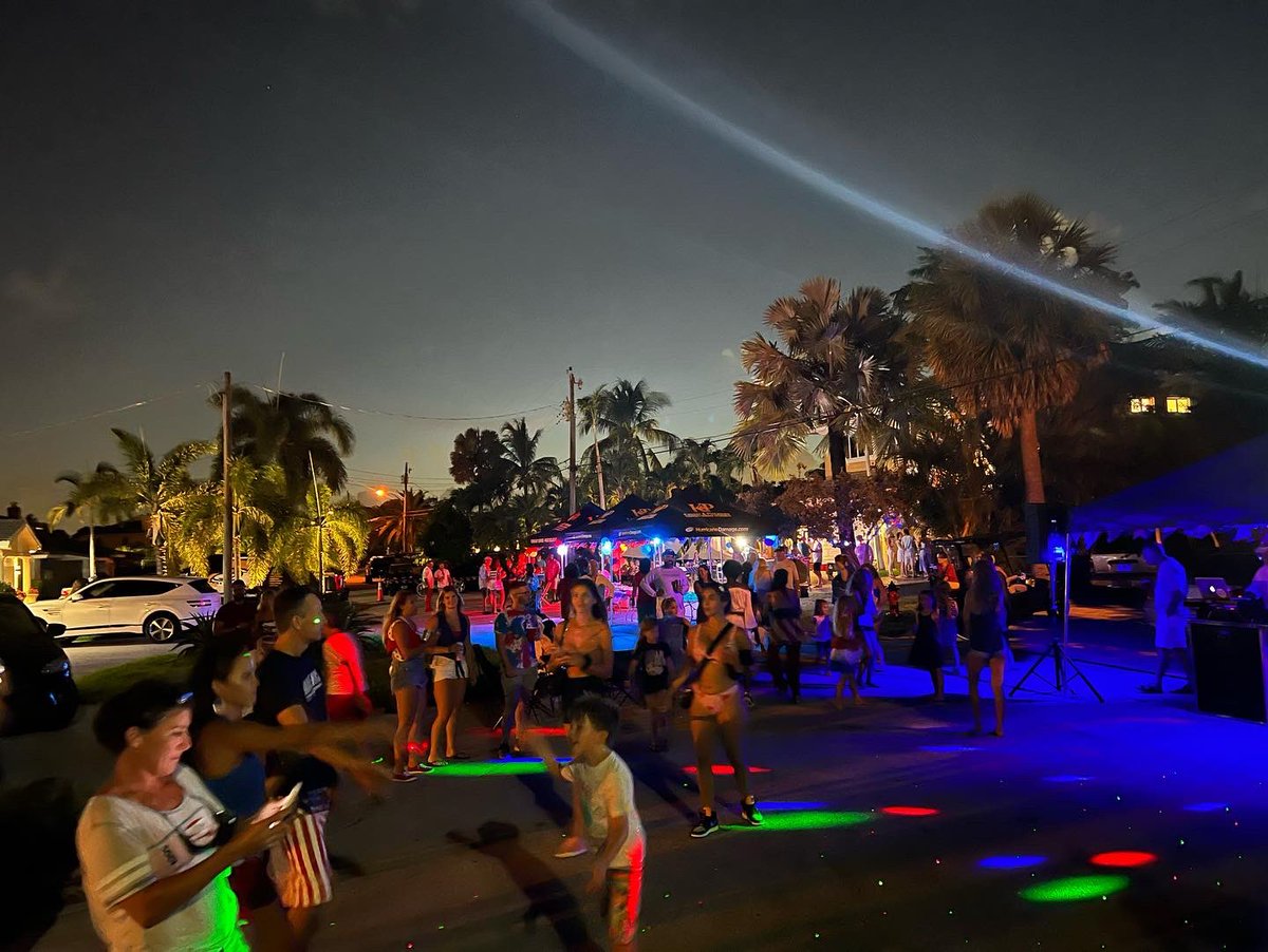 MOBILEMIKE_'s tweet photo. #MobileMike #AlwaysGoodTimesWithThisCrew #Happy #4thofJuly #WeNeverStop #BlessedToLiveInParadise #PromotingtheFuture #LookforusandgetHookedUp we are everywhere #EnjoyYourDay #SupportLawEnforcement #MoreBreakingNewsThisWeek https://t.co/Gz2rb80IxT