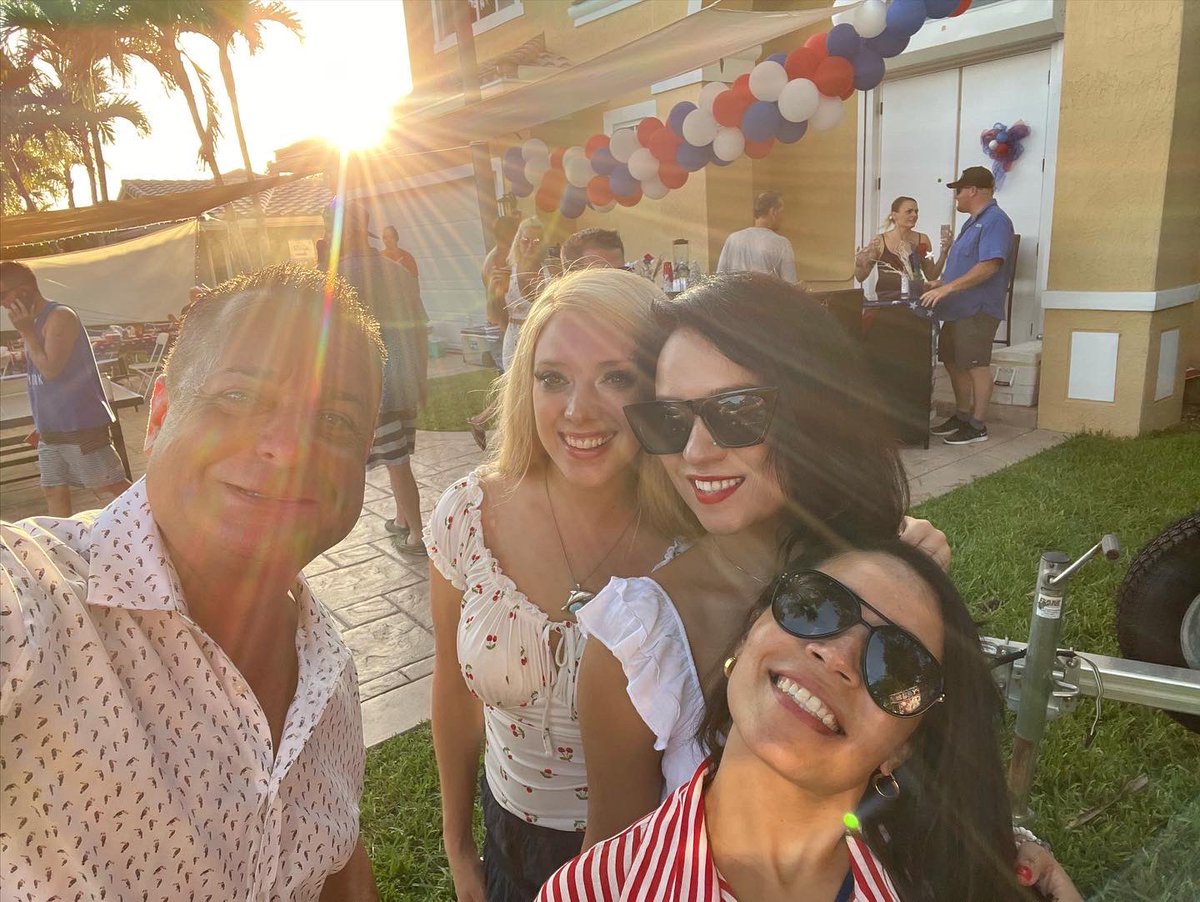 MOBILEMIKE_'s tweet photo. #MobileMike #AlwaysGoodTimesWithThisCrew #Happy #4thofJuly #WeNeverStop #BlessedToLiveInParadise #PromotingtheFuture #LookforusandgetHookedUp we are everywhere #EnjoyYourDay #SupportLawEnforcement #MoreBreakingNewsThisWeek https://t.co/cFZgs6LODM