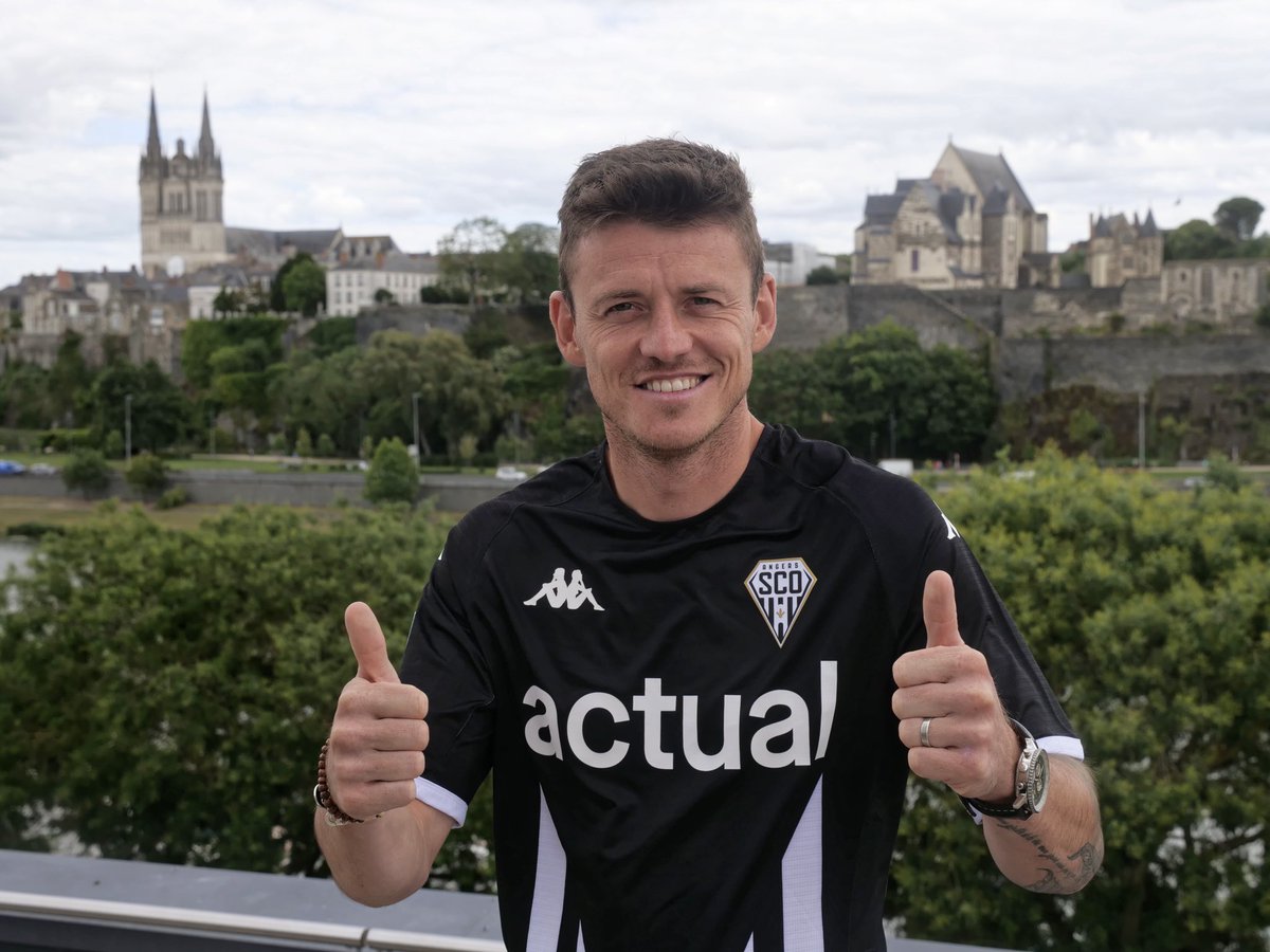 Angers SCO (@angerssco) on Twitter photo 👕 Un nouveau maillot de <a href="/PierrickCapelle/">Pierrick15</a> dédicacé ça vous ferait plaisir ⁉️
Faites votre plus belle déclaration à notre numéro 15 en réponse à ce tweet 🖤🤍
Pierrick désignera le grand vainqueur jeudi matin !
On a hâte de vous lire 💭 👕 Un nouveau maillot de <a href="/PierrickCapelle/">Pierrick15</a> dédicacé ça vous ferait plaisir ⁉️
Faites votre plus belle déclaration à notre numéro 15 en réponse à ce tweet 🖤🤍
Pierrick désignera le grand vainqueur jeudi matin !
On a hâte de vous lire 💭