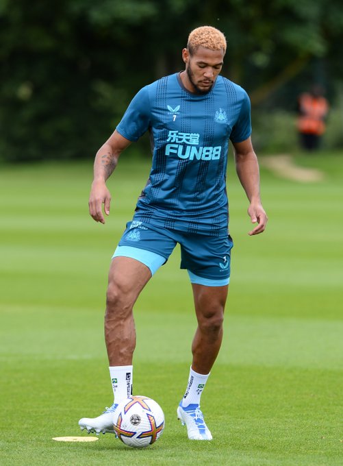 Joelinton with the ball at his feet in Newcastle United training