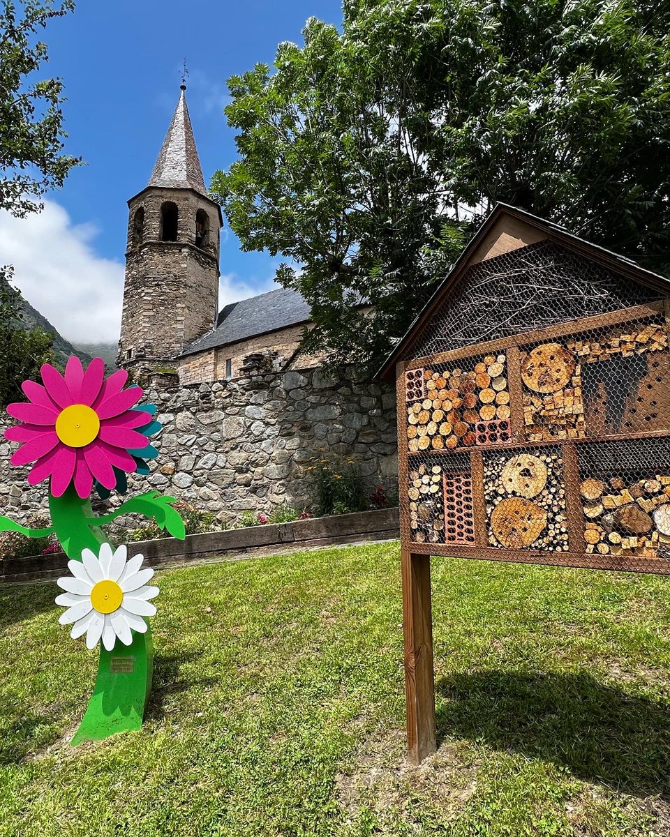 Bagergue_Aran's tweet photo. Millora la qualitat i biodiversitat dels parcs i afavoreix també la pol·linització de les nostres plantes.
ℹ️ A Bagergue s'han instal·lat 2 Hotels d'Insectes al nou parc infantil. 🪴 @vilesflorides https://t.co/UQ9UJGElaR
