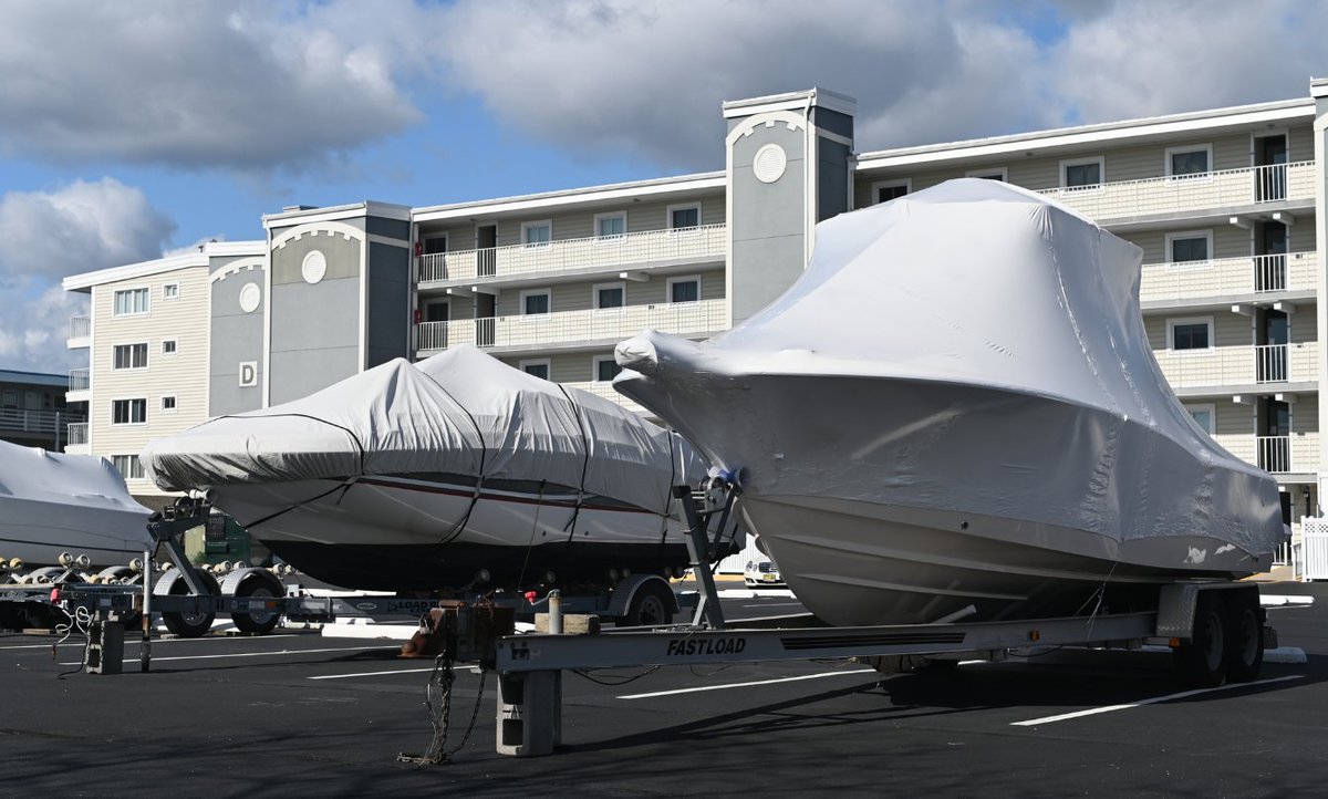 MDSeaGrant's tweet image. One way #boat owners can keep #plastic out of landfills is by switching to reusable covers. Canvas covers that can last up to 10 years are a long-term, cost-effective option! 
Read “A Cover Story” from #Chesapeake Quarterly for more: arcg.is/1jCWPj