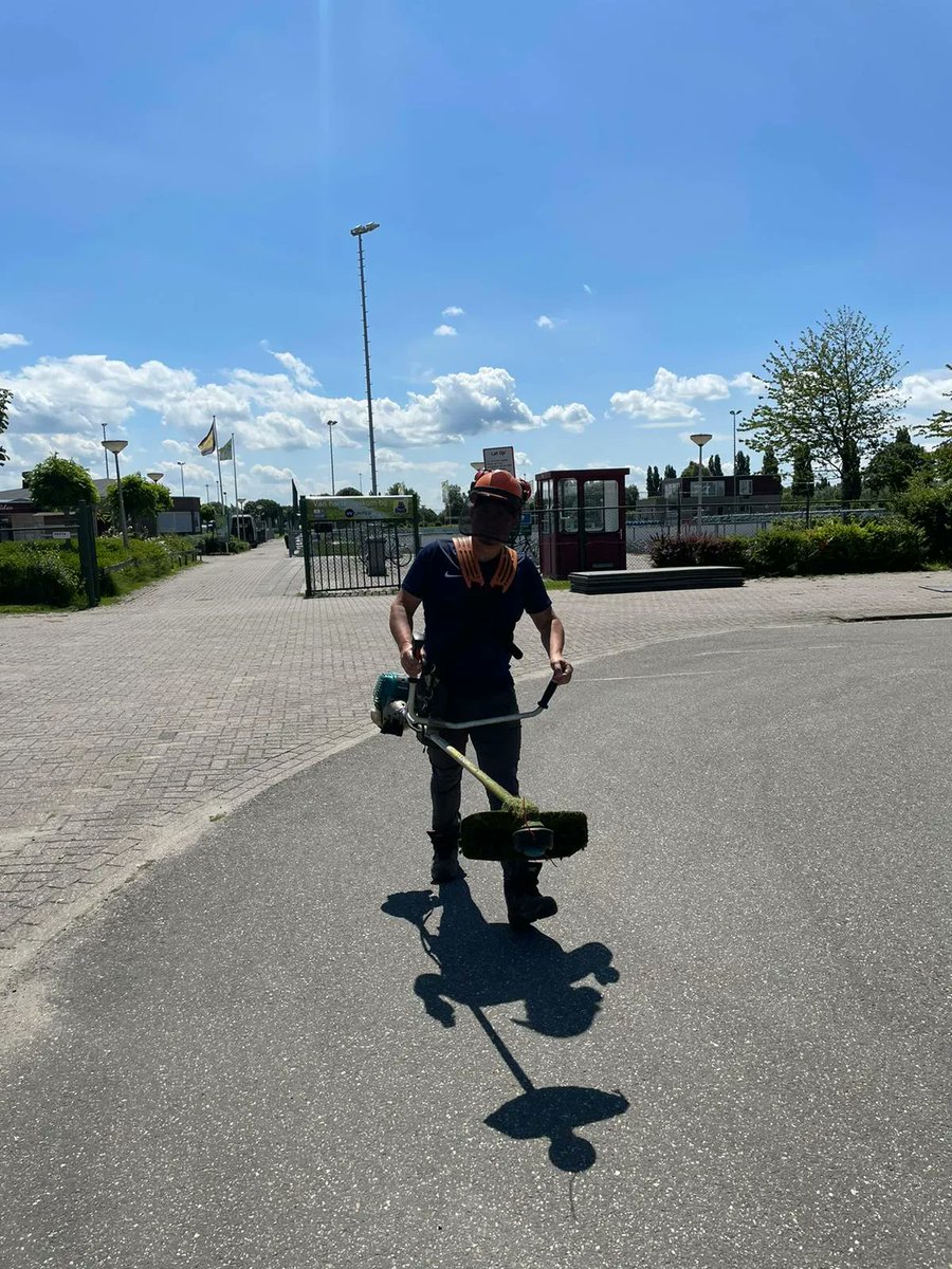 Om goed te kunnen feesten (lees: stampen)  heb je een goede ondergrond nodig! Het schijnt dat hoveniers uit de regio al hebben geïnformeerd of ze deze jongen kunnen overnemenl Jawel mensen... de groene voorbereiding voor Meadow Festival 2022 is begonnen! #meadow #groenisgaan