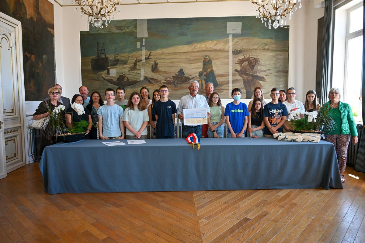 La ville s’engage dans une démarche de lutte contre les déchets plastiques en partenariat avec le collègue Jean Moulin. La charte « plage sans déchet plastique » a été signée par Bruno Cousein, Maire et les jeunes collégiens. S Plus d’infos ici 👉 bit.ly/3OLMD3w