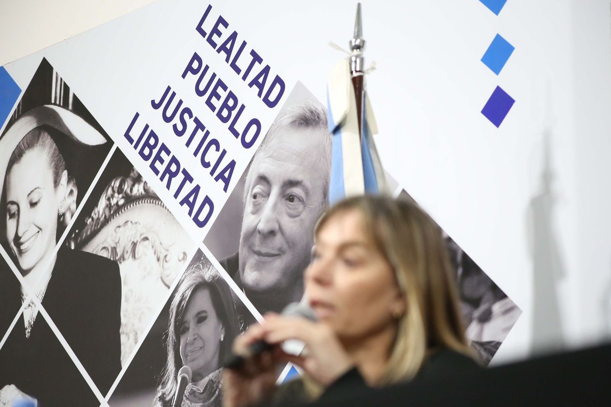 ditulliojuli's tweet photo. Gracias intendenta de Lomas de Zamora @marinalesci por invitarme al @pjldz y poder transmitirle a los y las compañeras las iniciativas legislativas que trabajamos para que el pueblo no pague la deuda que tomó Macri y #QueLaPaguenLosQueLaFugaron 👇🏻 https://t.co/CL4f72RekP