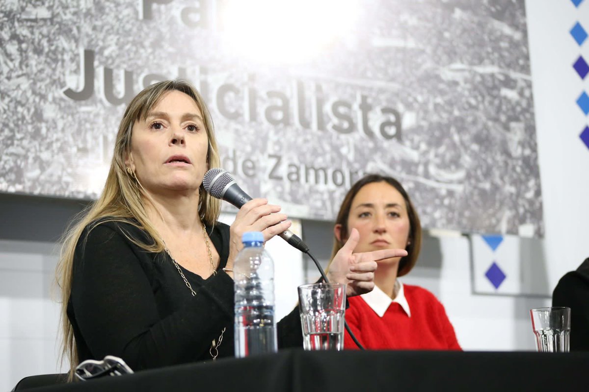 ditulliojuli's tweet photo. Gracias intendenta de Lomas de Zamora @marinalesci por invitarme al @pjldz y poder transmitirle a los y las compañeras las iniciativas legislativas que trabajamos para que el pueblo no pague la deuda que tomó Macri y #QueLaPaguenLosQueLaFugaron 👇🏻 https://t.co/CL4f72RekP
