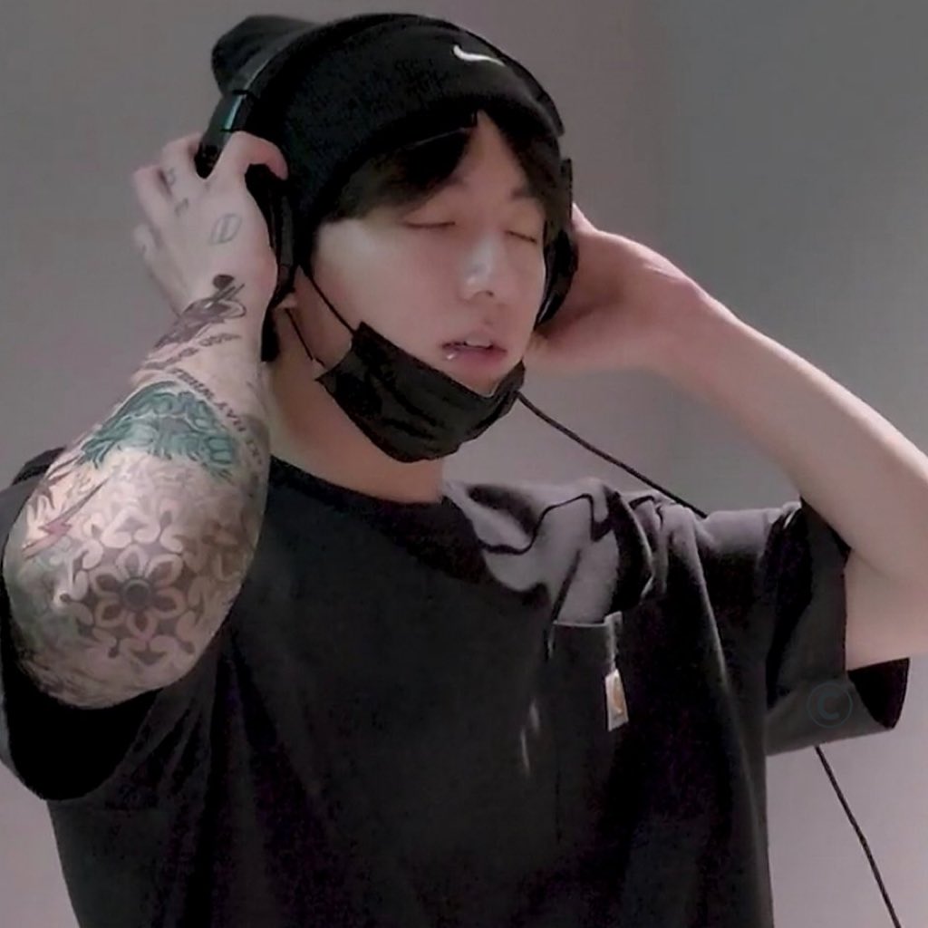 Ceci_Kookmin_YT's tweet photo. JungKook y sus tatuajes ya retocados💜 https://t.co/hXxROTOQpQ