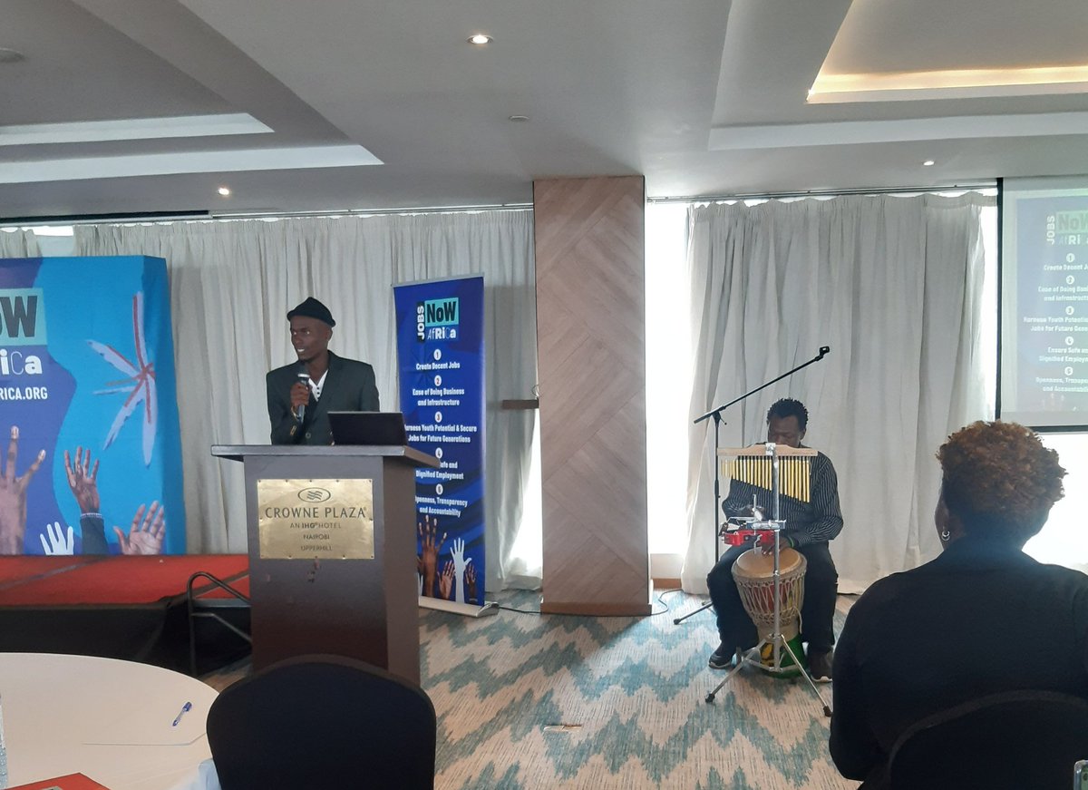 AfricanDaughta's tweet photo. "Umejiweka wapi kwa hii soko, we ni mwendawazimu kwa hii soko? Future ni mimi na wewe"_ @poetteardrops 
Powerful performance calling on young people to take charge of our future
 #JobsNowAfrica #JobsNowKenya https://t.co/7fwb0C1Tj4
