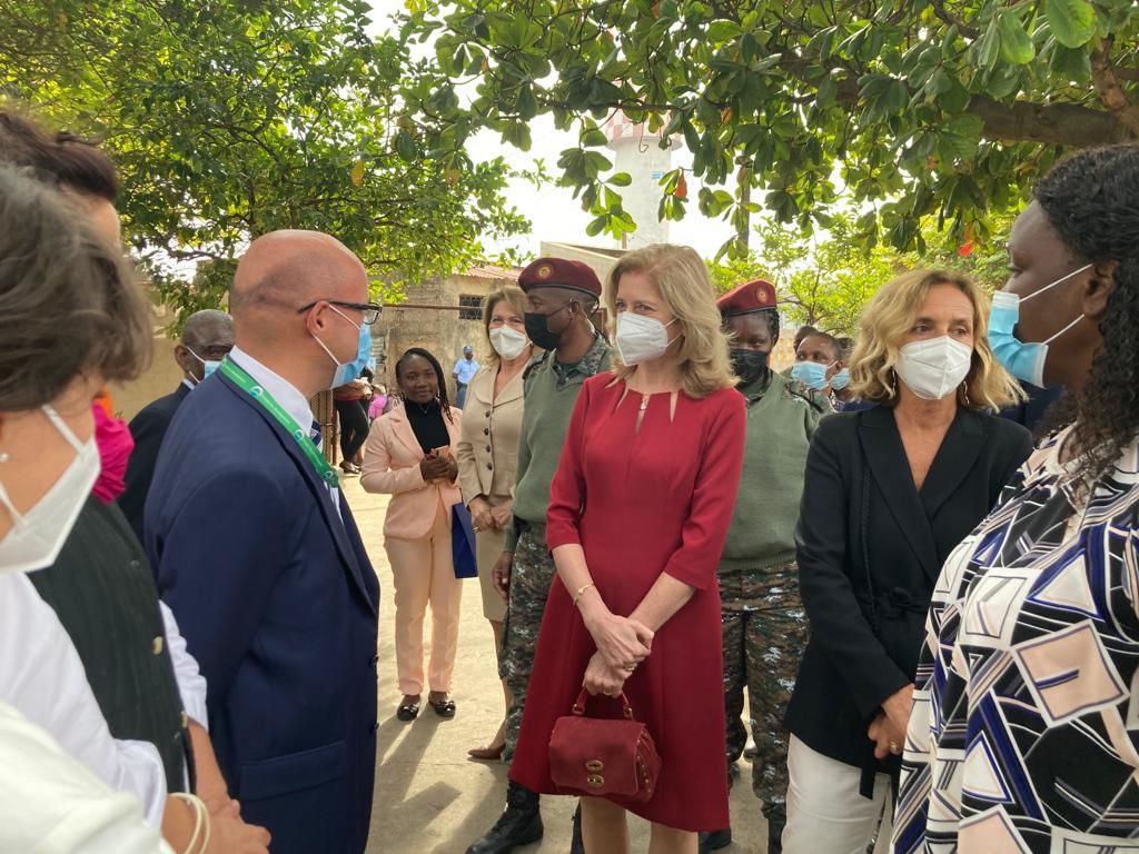 FondazioneAVSI's tweet photo. Siamo lieti di dare il benvenuto alla delegazione della Presidenza della Repubblica composta da Laura #Mattarella, in visita nel quartiere #Chamanculo a #Maputo per conoscere i beneficiari di #Rigenera, progetto di sviluppo socio-economico e #ambientale finanziato da @aics_it https://t.co/26awcTidlN