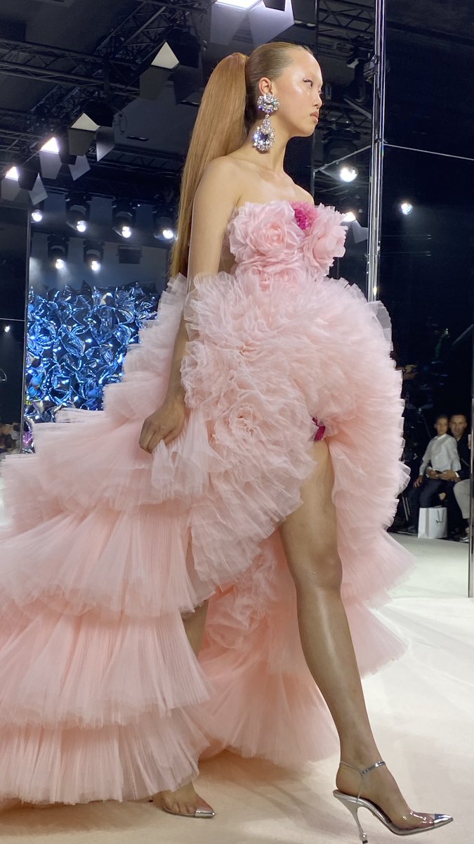 Yesterday, Giambattista Valli celebrated their 10th anniversary of Haute Couture. The collection showed generous silhouettes of bouquets of love. Giambattista Valli shared his vision of the world spreading more beauty, more elegance of the soul, and love. #GIAMBATTISTAVALLI