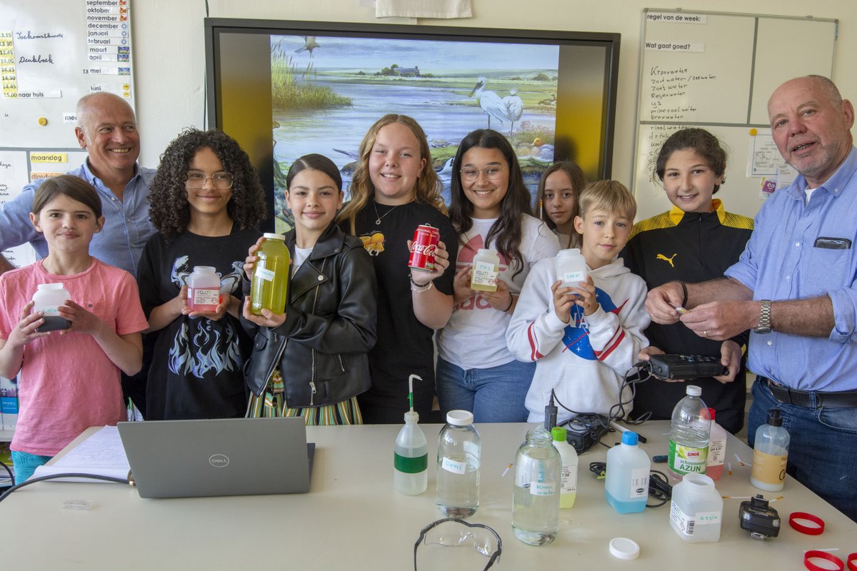 hollandsedelta's tweet photo. Onze Bram en Richard vertelden groep 8 van de Marga Klompéschool hoe ze in de gaten houden 🔎 dat het water veilig en schoon blijft. De kids deden zelf een test 🧪 om de pH-waarde van diverse stoffen te meten. Ja, cola is zuur. ➡️ https://t.co/yDCoKucrKj

#EducatieWSHD #Jong010 https://t.co/raeU2hgn4F