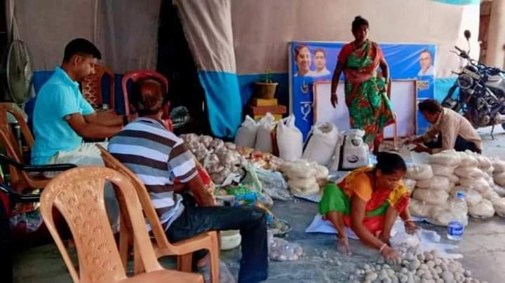 BIJOY_WB's tweet photo. .@AITC4Tripura with Relief to Stand by flood-hit People of #Assam

Relief are being sent to the Families Affected by the catastrophic #Floods in #Kachar District, Including #Silchar

@abhishekaitc
#AssamFloods2022 
#WBTMCP @MamataOfficial @abhishekaitc https://t.co/h0a3Ky4orI