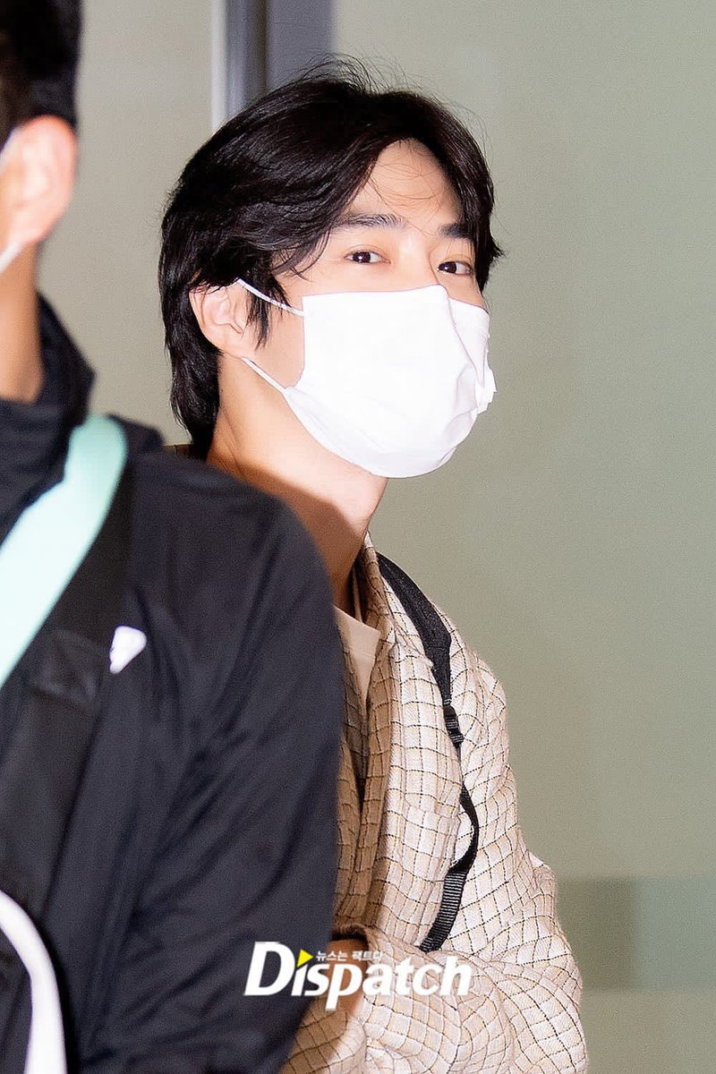 SuhoINDO's tweet photo. [PREVIEW] 220605 DISPATCH &amp; NAVER update with SUHO 

Suho telah sampai di Korea setelah beberapa hari di London 😊

Btw , besuk launching remix nya
MinHo ngga sabar nunggu besuk
Kalian penasaran juga ngga nih besuk ??

#SUHO #suhoupdate #suhoexo @weareoneEXO https://t.co/TvFiJrYdfL