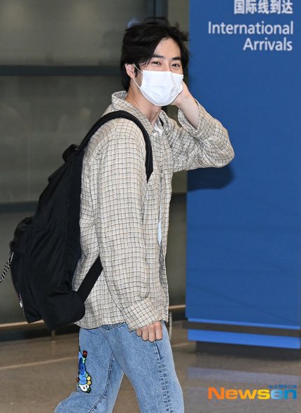 SuhoINDO's tweet photo. [PREVIEW] 220605 DISPATCH &amp; NAVER update with SUHO 

Suho telah sampai di Korea setelah beberapa hari di London 😊

Btw , besuk launching remix nya
MinHo ngga sabar nunggu besuk
Kalian penasaran juga ngga nih besuk ??

#SUHO #suhoupdate #suhoexo @weareoneEXO https://t.co/TvFiJrYdfL