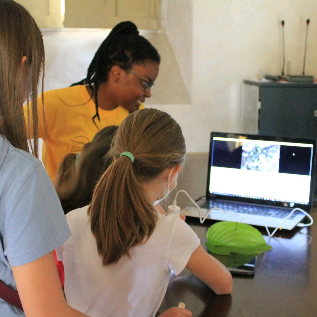 Chirone_aps's tweet photo. Nelle scorse settimane abbiamo realizzato ad #Offlaga il laboratorio didattico scientifico "Microscoperte". #Bambine e #bambini sono rimasti stupiti delle meraviglie che si cela oltre il campo del visibile! #Scienza https://t.co/FKxn9ea4Be