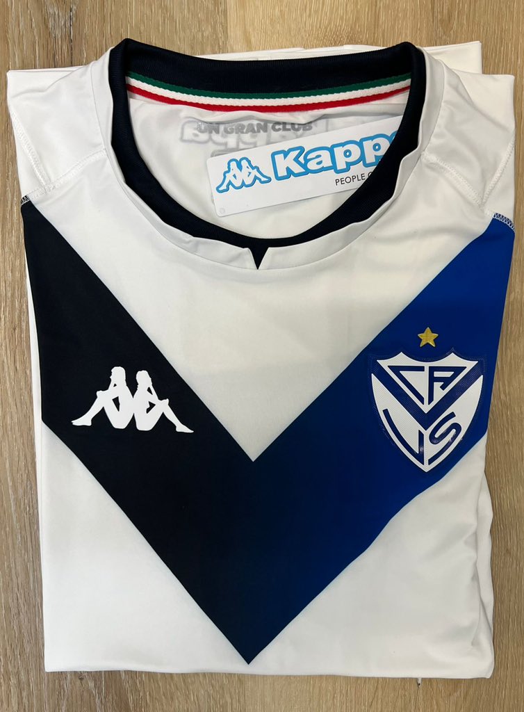 SANTIAGODELMORO's tweet photo. Buen día amigos de  #ElClubDelMoro. 📻 Lo prometido es deuda: hoy regalamos Camisetas Titulares de Velez!! Hashtag #ElClubDelMoro para participar 🍀🍀 @la100fm🍀📻 https://t.co/DAWxXMYamq
