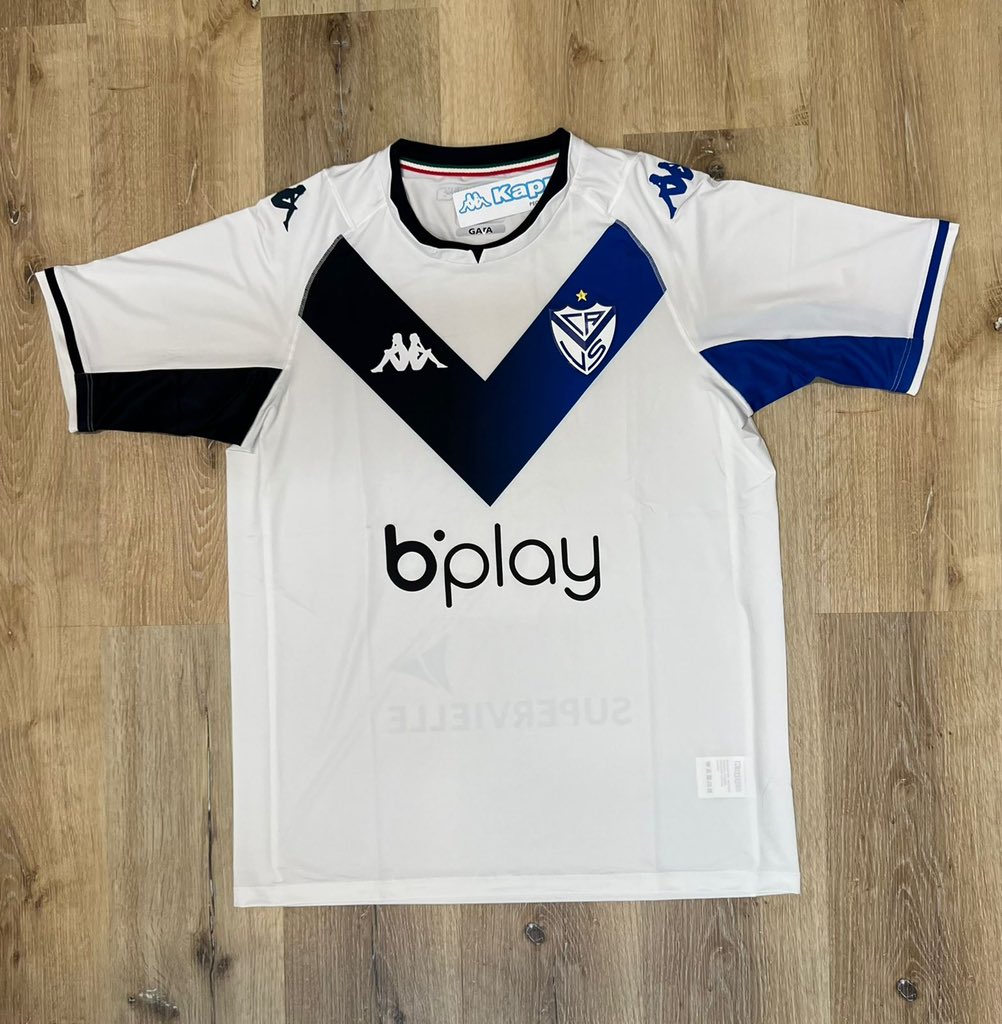 SANTIAGODELMORO's tweet photo. Buen día amigos de  #ElClubDelMoro. 📻 Lo prometido es deuda: hoy regalamos Camisetas Titulares de Velez!! Hashtag #ElClubDelMoro para participar 🍀🍀 @la100fm🍀📻 https://t.co/DAWxXMYamq